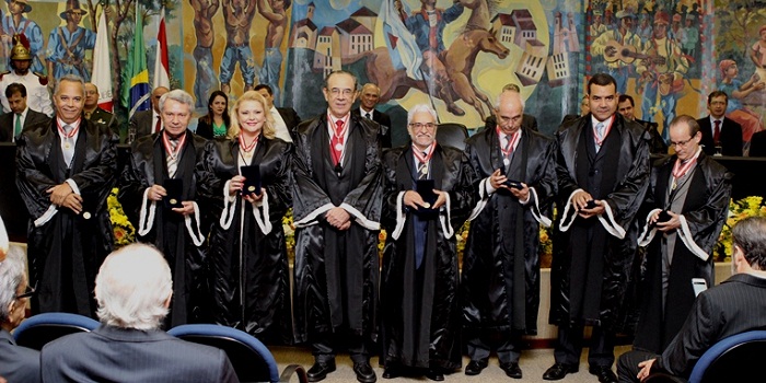 Da esquerda para a direita, os Conselheiros Gilberto Diniz, José Alves Viana, Adriene Andrade, Sebastião Helvecio, Wanderley Ávila, Mauri Torres, Licurgo Mourão e Hamilton Coelho (Foto: Karina Camargos Coutinho)